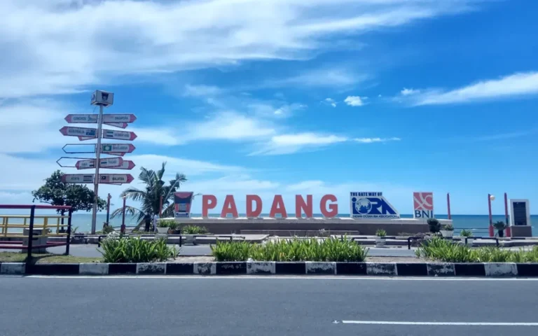 Pantai Padang atau Taplau di Kota Padang, dengan pemandangan laut yang indah