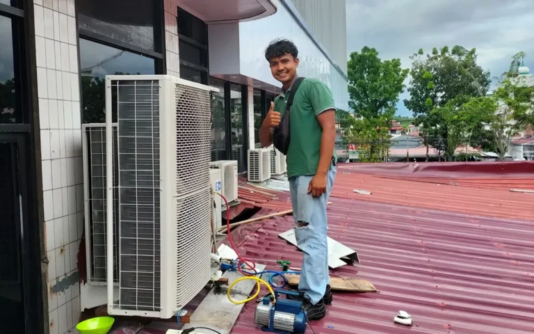 Teknisi Salman Teknik sedang melakukan perbaikan pada unit kondensor air conditioner (AC) di sela aktivitas nya